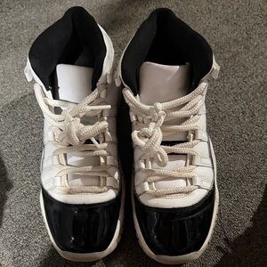 Jordan Retro 11 Black and white Big Kids Size 6Y